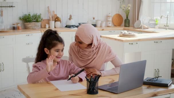 Mãe e filha muçulmana fazendo chamada de vídeo via laptop interior — Vídeo de Stock