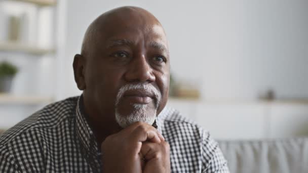Processo di invecchiamento. Calma maturo uomo africano americano seduto a casa, appoggiando la testa sulle mani e guardando da parte, spazio libero — Video Stock