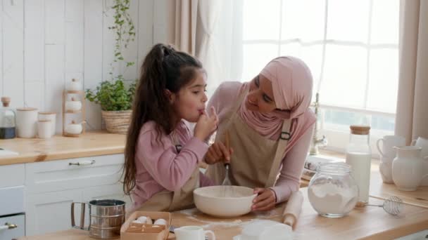 Arabski Little Girl degustacja ciasta podejmowania ciasteczka z matką w domu — Wideo stockowe