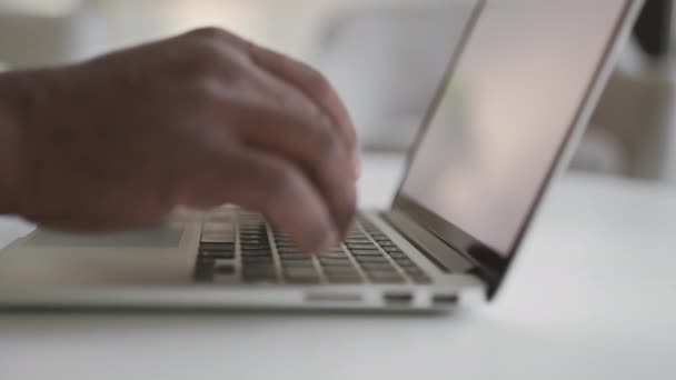 Tanınmayan Afro-Amerikan kıdemli bir adam evde dizüstü bilgisayarda yazı yazıyor, siyah erkek elleri bilgisayarda çalışıyor. — Stok video