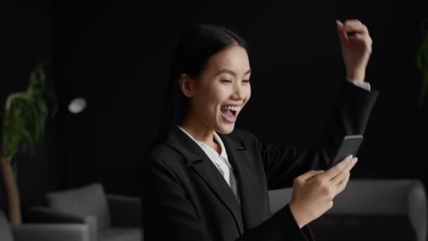 Asiatique Businesswoman Utilisation téléphone Gesturing Oui Célébrer le succès au bureau — Video