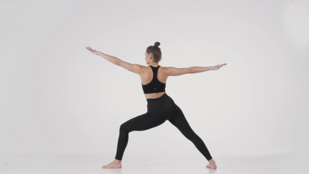 瑜伽练习。无法辨认的柔韧女人做Trikonasana和用手锁门的倒影镜头 — 图库视频影像