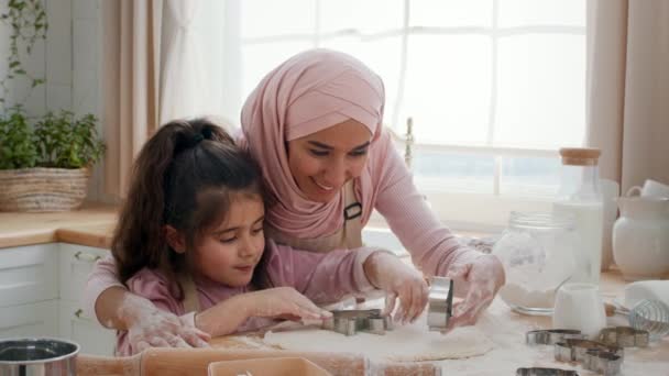 Musulman maman et fille à l'aide de cuisson formes faire des cookies à l'intérieur — Video