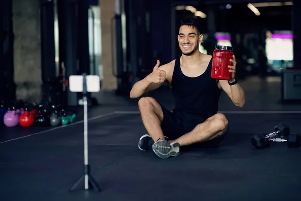 Jovens Árabes Fitness Blogger anunciando nova nutrição Fitness nas mídias sociais — Fotografia de Stock
