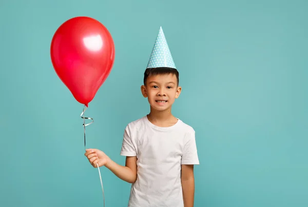 Celebração do Dia B. retrato de animado feliz pouco ásia menino segurando vermelho balão — Fotografia de Stock