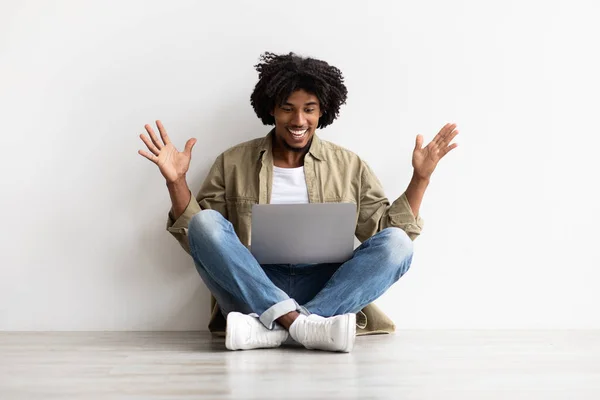Sucesso Online. Surpreendido jovem negro cara olhando para a tela do laptop com emoção — Fotografia de Stock