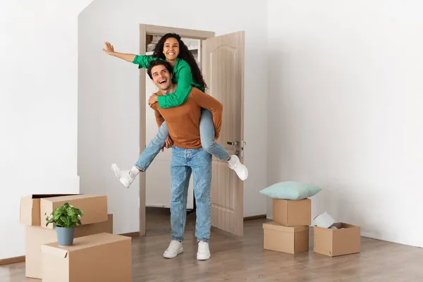 Feliz homem e mulher se divertindo no dia em movimento — Fotografia de Stock