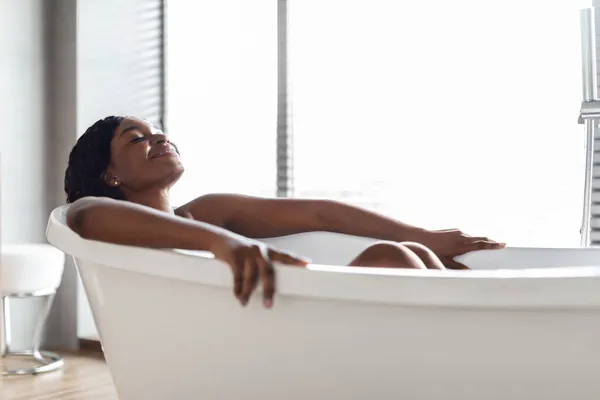 Relaxado Africano americano jovem mulher tomando banho — Fotografia de Stock