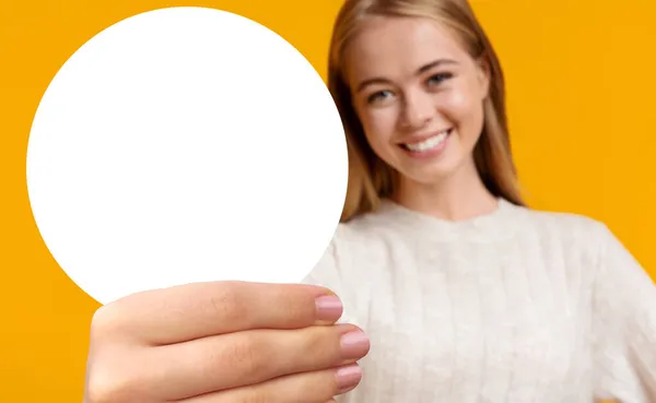 Cute teen girl demonstrating circle-shaped cardboard, closeup — Stock Photo, Image