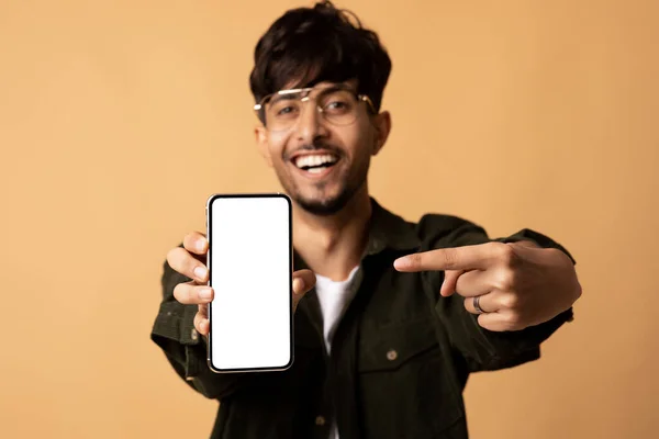 Smartphone com tela em branco na mão jovem hindu — Fotografia de Stock