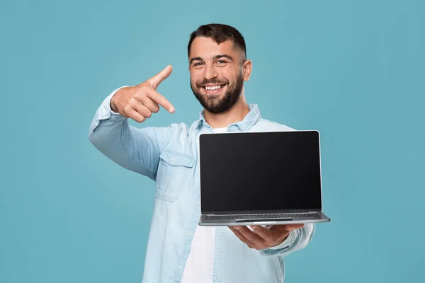 Feliz madura atractivo europeo chico mostrar el dedo en el ordenador portátil con pantalla en blanco — Foto de Stock