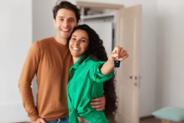 Feliz hombre y mujer posando con llaves en día de mudanza —  Fotos de Stock