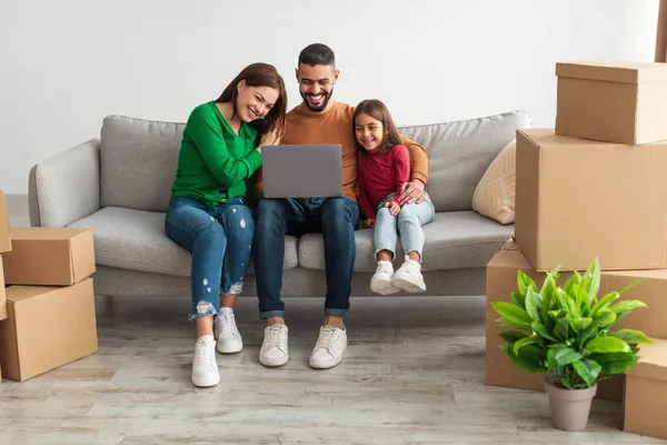 Yeni dairelerinde bilgisayar kullanarak Arap ailesini sevmek