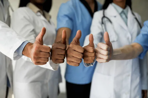 Tanımlanamayan çok ırklı doktorlar baş parmak kaldırıyor. — Stok fotoğraf
