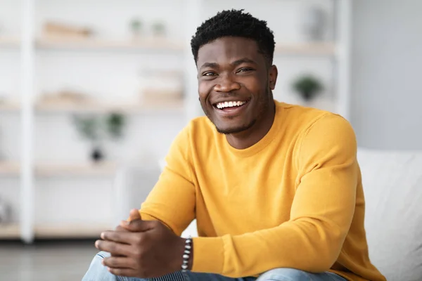 Portrait de succès noir gars posant à la maison — Photo