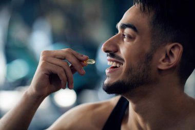 Mutlu Sportif Arap Adamın Portresi İlave İlaç Kapsülü