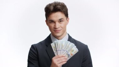 İyi bir kâr teklifi. Genç zengin iş adamı sana para teklif ediyor, bir sürü para gösteriyor ve sallıyor.