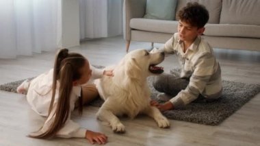 Mutlu Çocuklar Evcil Hayvanı ve Kucak Köpeği Evde Eğleniyor