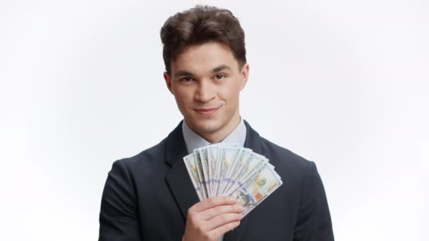 Buena proposición de ganancias. Joven hombre de negocios rico que le ofrece dinero, mostrando y sacudiendo montón de dinero — Vídeos de Stock