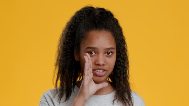 Black Girl Whispering Secrets Gesturing Finger On Lips, Yellow Background — Stock Video