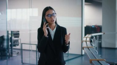 Japon İş Kadını Modern Ofiste Cep Telefonuyla Konuşuyor