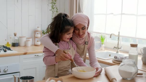 Bliskowschodnia matka i mała córka pieczenia ciasta w kuchni — Wideo stockowe