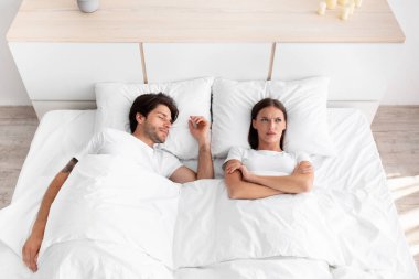 Canı sıkkın Kafkasyalı genç bayan uyandı, yatakta yatıyordu, kadın gürültü ve apneadan muzdaripti, koca uyuyordu.