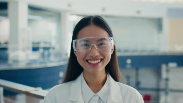 Koreański technik produkcji kobiet noszący okulary ochronne śmiejący się w pomieszczeniach — Wideo stockowe