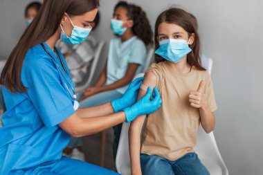 Coronavirus Aşısını Onaylayan Kız Aşılanıyor