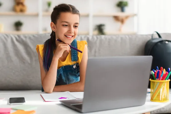 Девушка с помощью персонального компьютера, просмотр вебинара онлайн — стоковое фото
