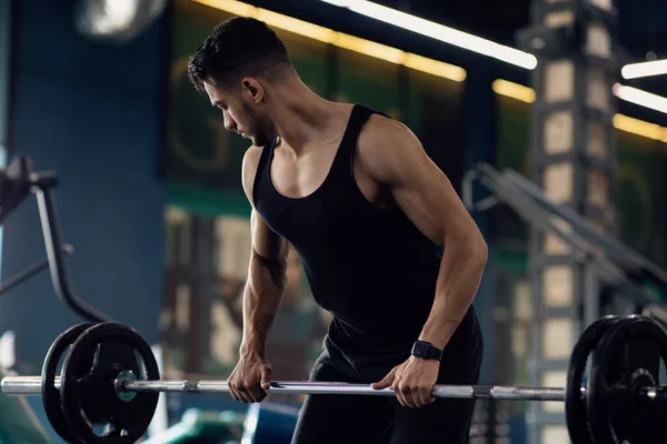 Мускулистый ближневосточный человек делает смертоносные упражнения веса в спортзале — стоковое фото