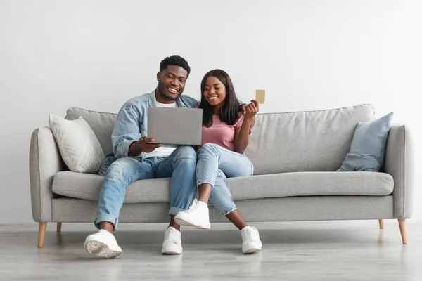 Černošky pár pomocí PC a kreditní karty doma — Stock fotografie