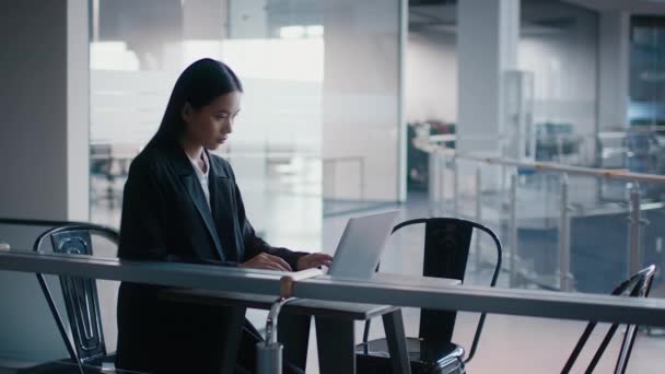 韩国女商人使用笔记本电脑坐在合作中心工作 — 图库视频影像