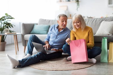 Üst Düzey Alışveriş İnternette Dizüstü bilgisayarla Alışveriş Torbası Açılıyor