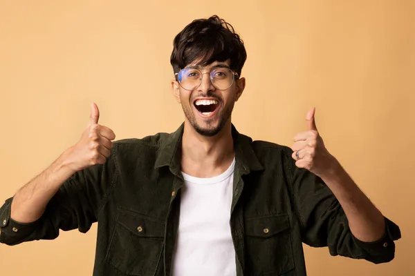 Feliz hombre hindú sonriendo y mostrando pulgares arriba — Foto de Stock