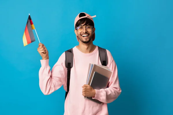 Feliz estudiante hindú mostrando la bandera de Alemania — Foto de Stock