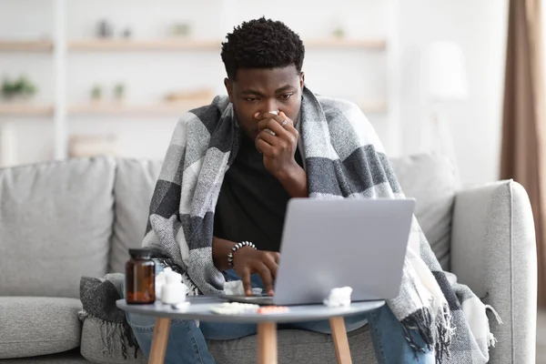 Άρρωστος μαύρος που ψάχνει για συμπτώματα στο ίντερνετ. — Φωτογραφία Αρχείου