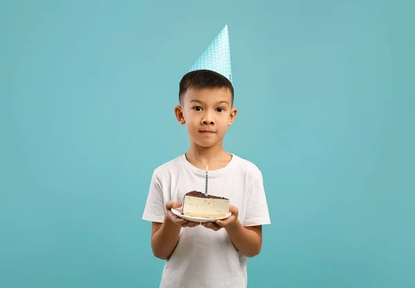 Parti Şapkalı Şirin Koreli Çocuk Doğum Günü Pastası Tutuyor — Stok fotoğraf