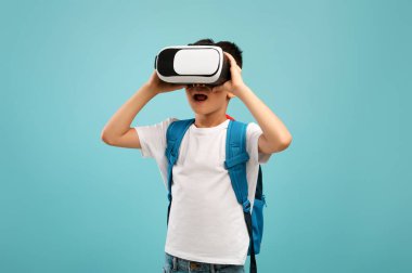 Heyecanlı Küçük Asyalı Öğrencinin Portresi Sanal Gerçekliği VR gözlükleriyle deneyimliyor