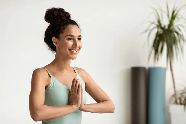 Namaste. Retrato de sonriente joven hermosa mujer meditando en casa —  Fotos de Stock