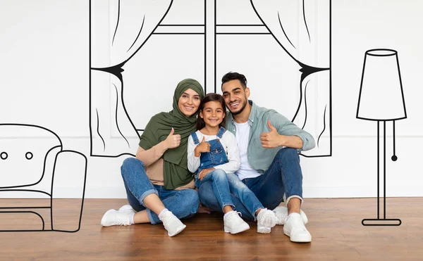 Boldog arab család tervezés új otthon belső, mutatja hüvelykujját fel — Stock Fotó