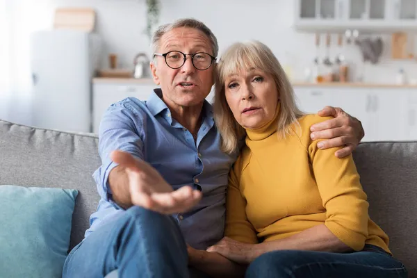 Unzufriedenes Senior-Paar im Gespräch mit der Kamera — Stockfoto