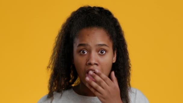 Shocked Black Teen Girl Covering Mouth With Hand, Yellow Background — Stock Video