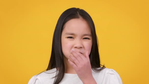Qué mal olor. preadolescente asiático chica cubriendo su nariz y ondeando mano, tratando de tirar apestoso olor en el aire — Vídeos de Stock