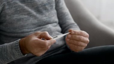 Mevsimsel grip kavramı. Üst Düzey Erkek Elleri Dijital Termometre Tutarken Yakın Çekim