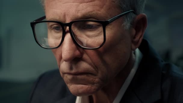 Retrato del hombre de negocios senior que usa gafas que trabajan en el interior del ordenador portátil — Vídeos de Stock