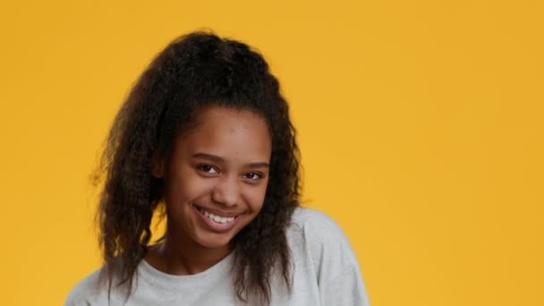 Mutlu Afrikalı Amerikalı Genç Kız Dans Ediyor, Eğleniyor, Sarı Arkaplan — Stok video
