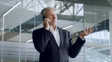 Memnun Olmayan İş Adamı Cep Telefonu Konuşuyor Modern Ofiste Duruyor