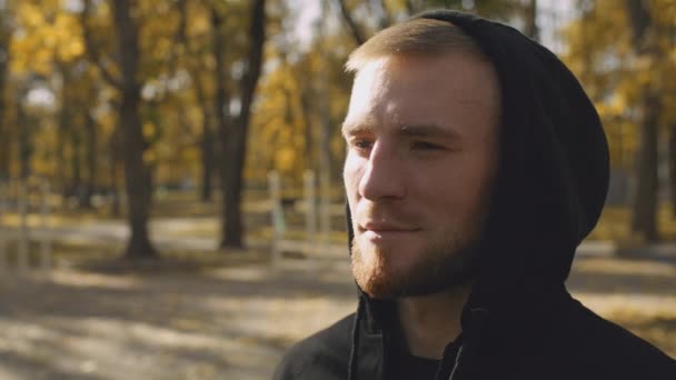 Concept de paix et de tranquillité. Gros plan portrait o jeune homme paisible portant un sweat à capuche regardant de côté l'espace vide — Video