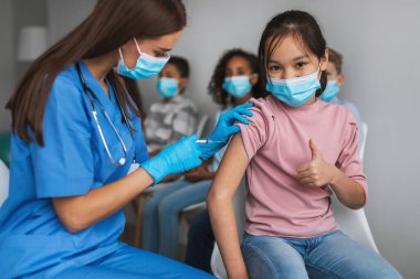 Koreli Ergen Kız Aşılanıyor Kapalı Kapılar Kliniğinde Başparmak Hareketi Yapıyor